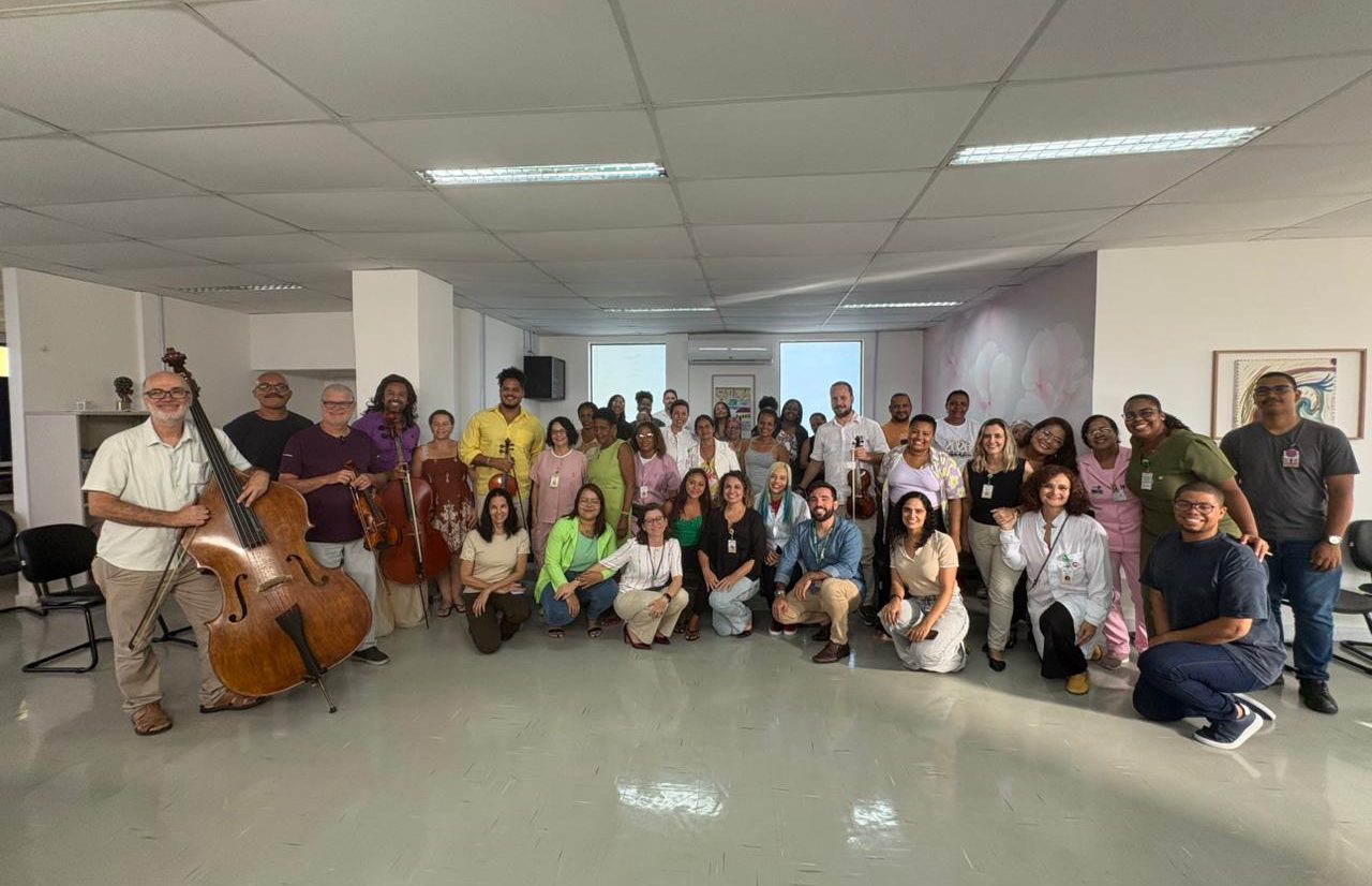 Pacientes e colaboradores reunidos em Camerata da OSBA